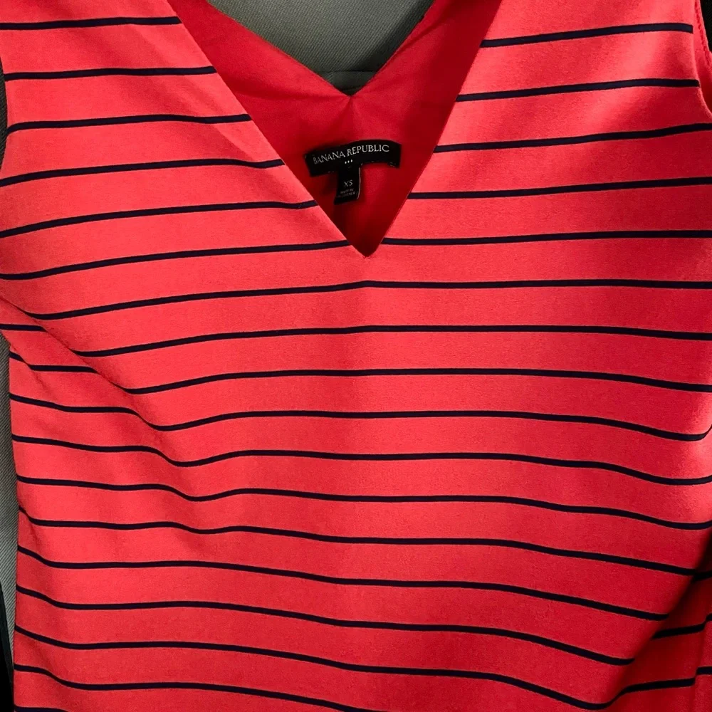 Banana Republic Sleeveless V-neck Top - Picture 2 of 4